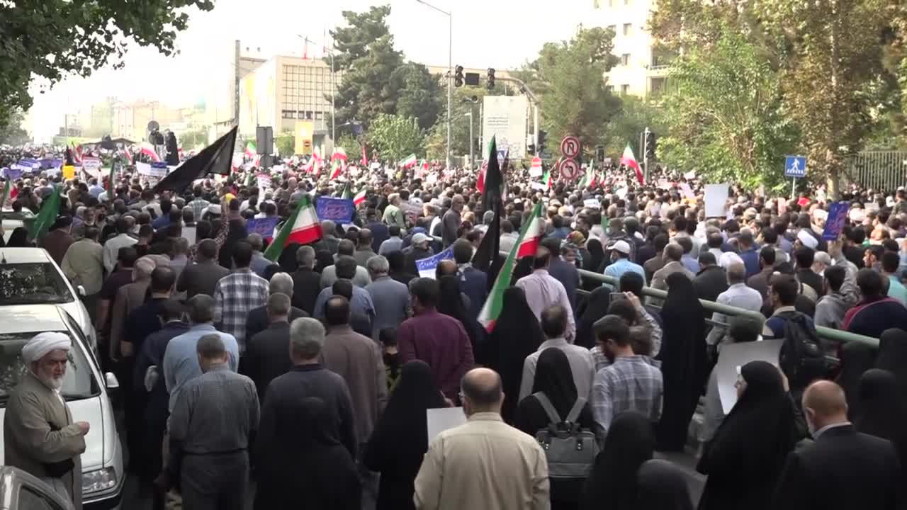 ايران _ مسيرات مليونية في أكثر من الف مدينة تنديدًا بالعملية الارهابية في شيراز - snapshot 101.4